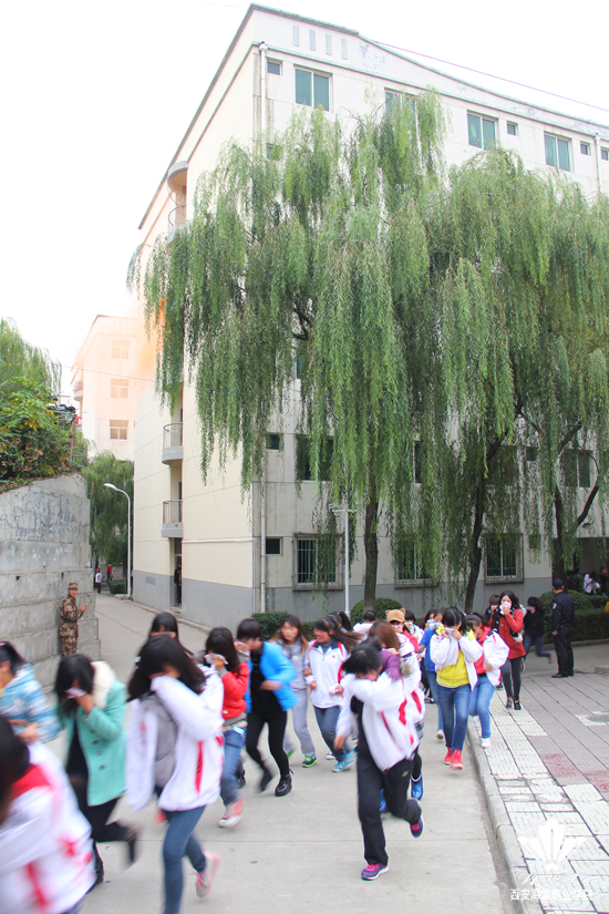 西安海棠学院隆重举行“消防安全月”火灾应急疏散演练活动