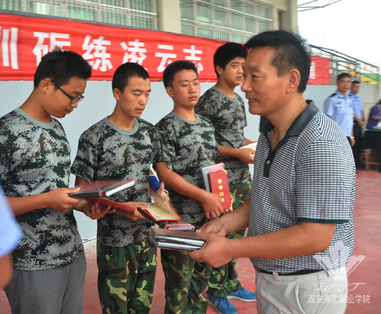 赵景利副院长为2013军训团见义勇为学生颁发证书和奖品