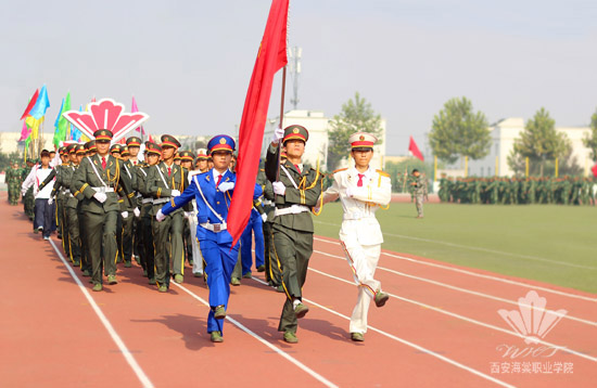 西安海棠学院2013年军训阅兵式暨总结表彰大会隆重举行