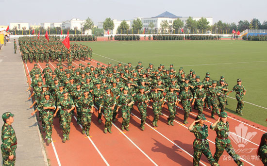西安海棠学院2013年军训阅兵式暨总结表彰大会隆重举行