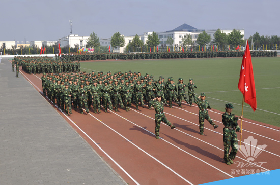 西安海棠学院2013年军训阅兵式暨总结表彰大会隆重举行
