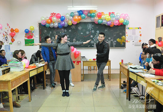 西安海棠职业学院党政领导深入教学班进行节日慰问