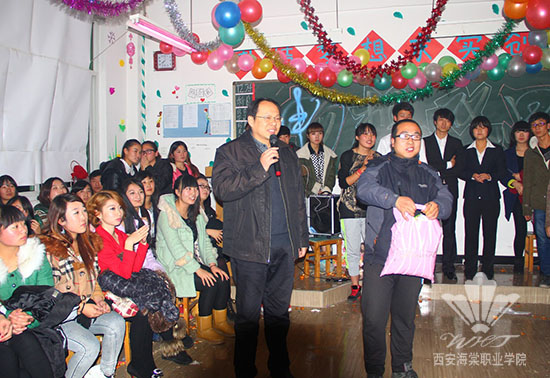 西安海棠职业学院党政领导深入教学班进行节日慰问