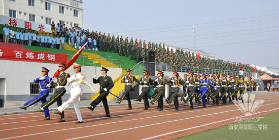 西安海棠学院2013年军训阅兵式暨总结表彰大会隆重举行