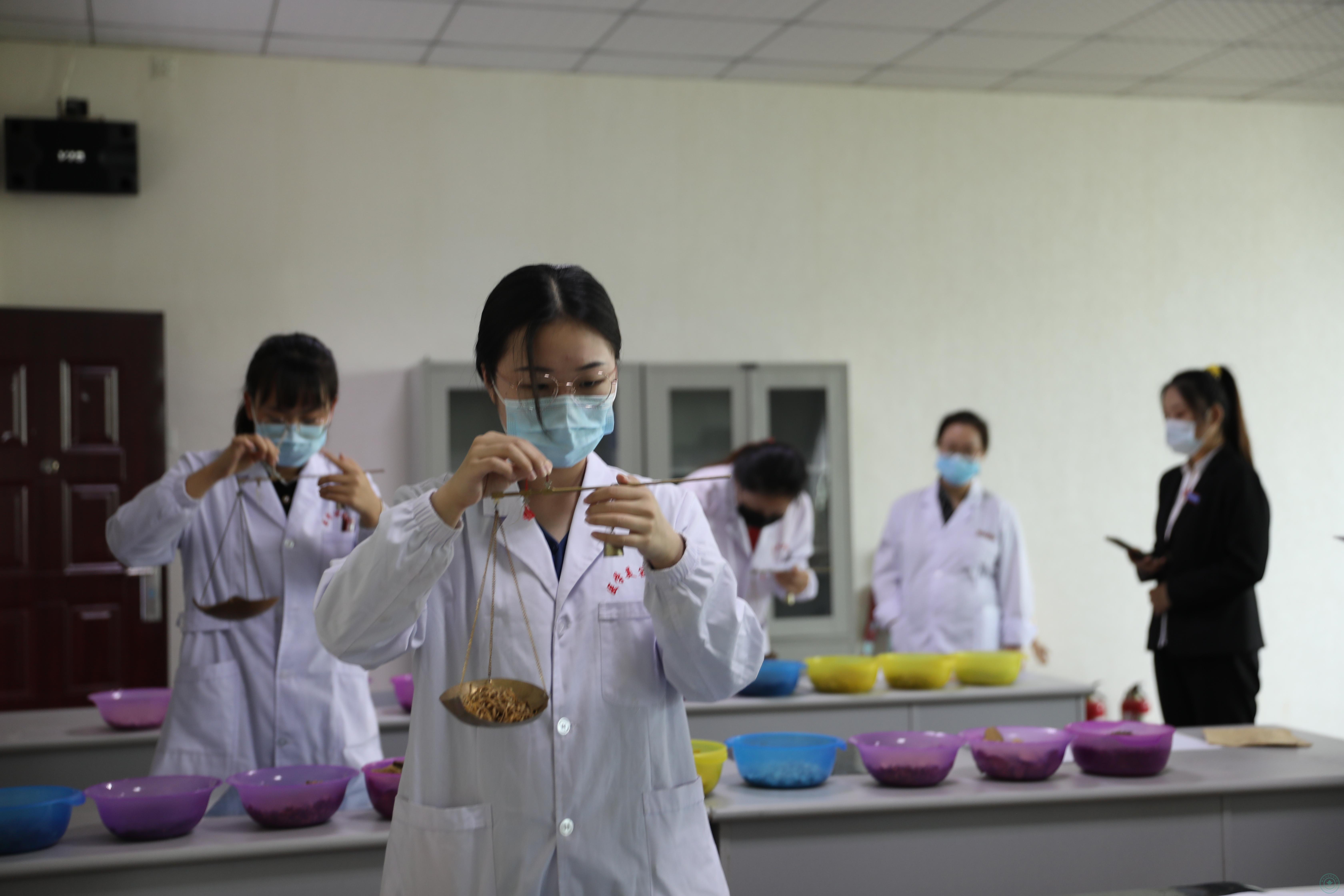 "中药调剂"项目中,选手需要对调剂操作及中药调剂审方理论考试