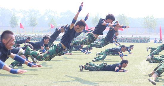 西安海棠学院2013年军训阅兵式暨总结表彰大会隆重举行