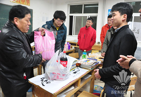 西安海棠职业学院党政领导深入教学班进行节日慰问